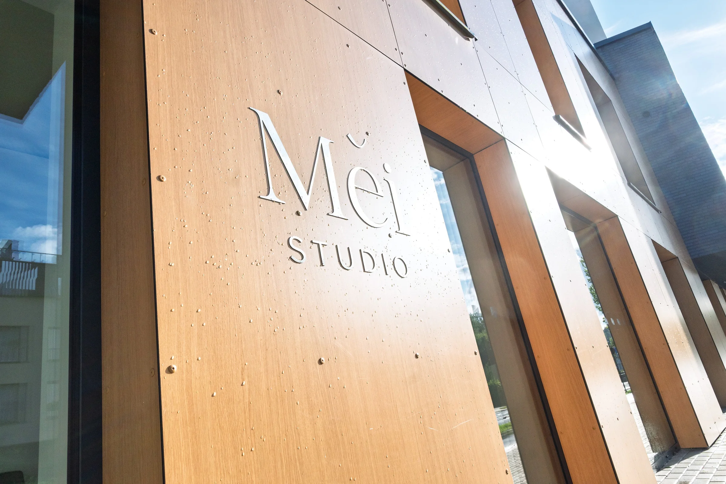 Mei Studio iškaba ant fasado, Paribio g. 14